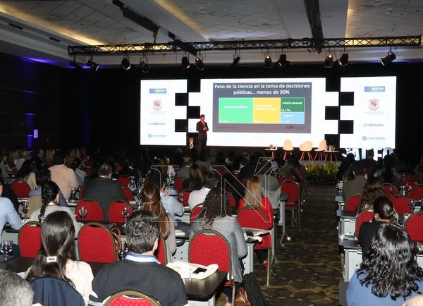 Representante del CAF llama a la acción al sector público