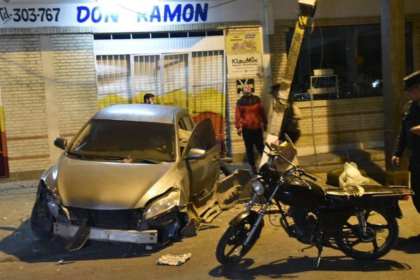 Conductor pierde el control de su vehículo y choca contra columna - Nacionales - ABC Color