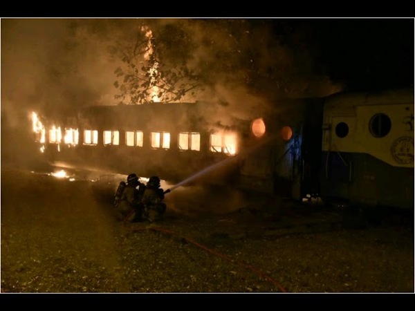 ADICTOS HABRÍAN INCENDIADO UN VIEJO VAGÓN DEL FERROCARRIL