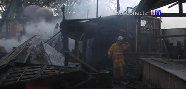 Adictos queman vagones del antiguo ferrocarril | Noticias Paraguay