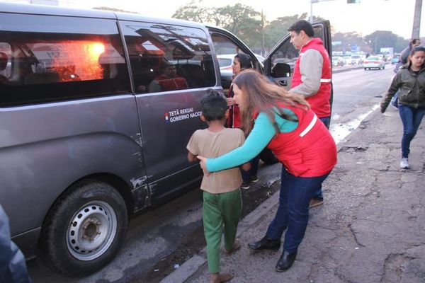 Rescatan a menores indígenas que vivían en un patio baldío - Nacionales - ABC Color