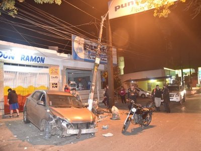 Atropelló un canal y fue a parar por árbol y una ferretería