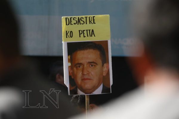 Estudiantes piden salida de Petta por “show en redes sociales”