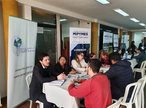 Emprendedores y microempresarios con asesoría de instituciones estatales