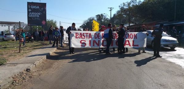 Funcionarios de la Dinac se manifiestan en Luque - Nacionales - ABC Color