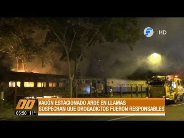 Vagón estacionado arde en llamas