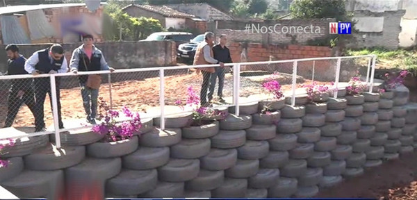 Construyen muro de contención con llantas usadas en Ñemby | Noticias Paraguay