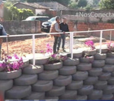 Construyen muro de contención con llantas usadas en Ñemby - Paraguay.com
