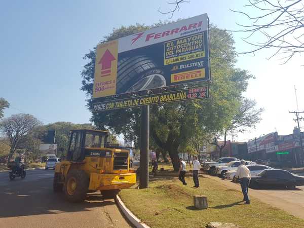 Retiran otro cartel que estaba en espacio público de forma irregular
