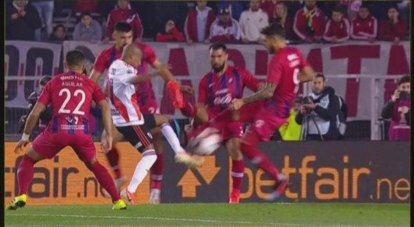 Por qué no debió ser pitado el primer penal