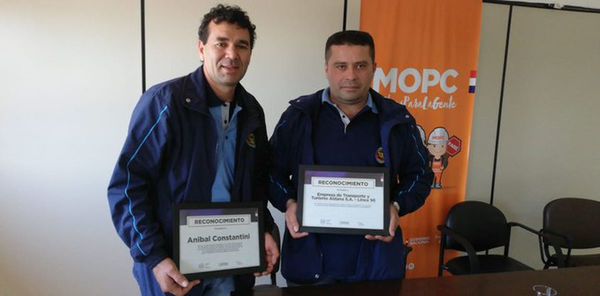 Entregan reconocimiento a chofer agredido por pasajera