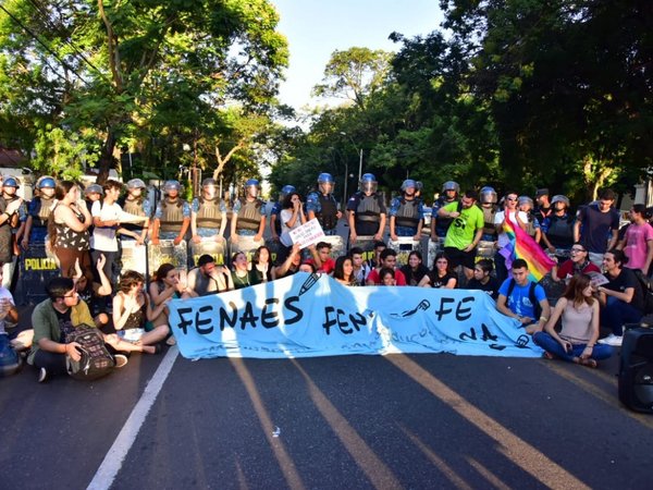 Estudiantes critican roce "estéril e inmaduro" entre Petta y Ovelar
