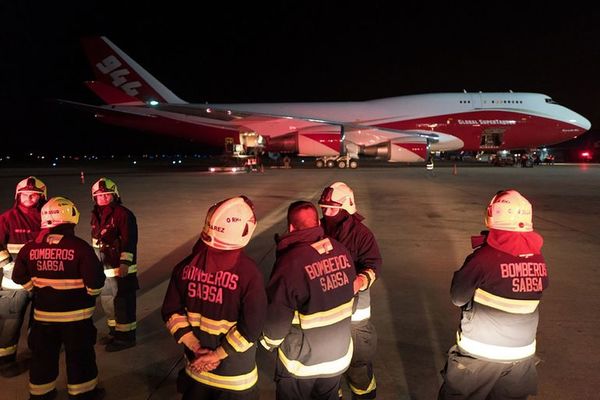 Llega a Bolivia un gran avión cisterna para aplacar los incendios forestales - Mundo - ABC Color