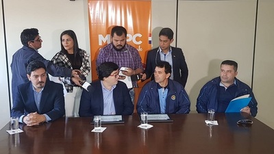Viceministerio condecora a chofer agredido por pasajera