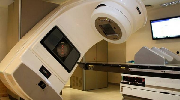 HOY / Burocracia estatal retarda hasta el fin compra de equipos, 200 pacientes con cáncer sufren