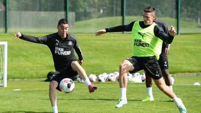 Steve Bruce trabaja en una tarea específica con Almirón