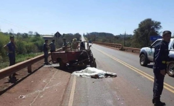 Motociclista muere al caer frente a tracto-camión