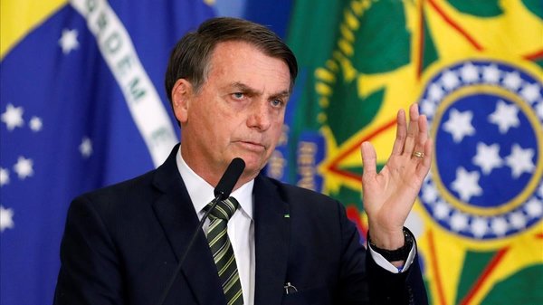 Bolsonaro alerta a militares sobre “guerra de información” con Amazonía