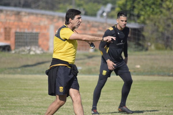 Gustavo Costas tiene en la mira el choque ante San Lorenzo