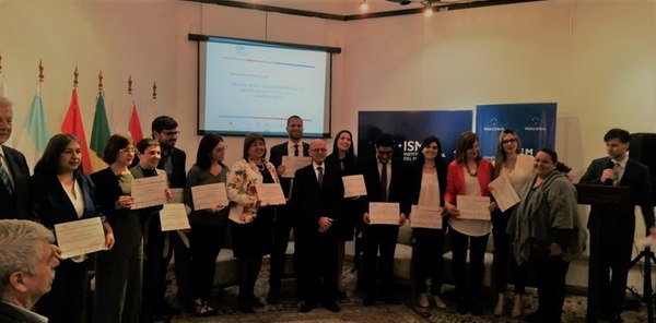 Ex beneficiarios de Becal fueron distinguidos en Premio Mercosur de Políticas Sociales | .::Agencia IP::.