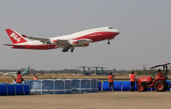 Supertanker hace primer vuelo para mitigar incendios en Bolivia - Mundo - ABC Color