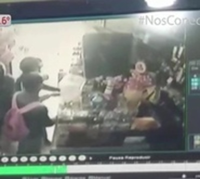 Motoasaltantes irrumpen en minimercado y se llevan recaudación - Paraguay.com