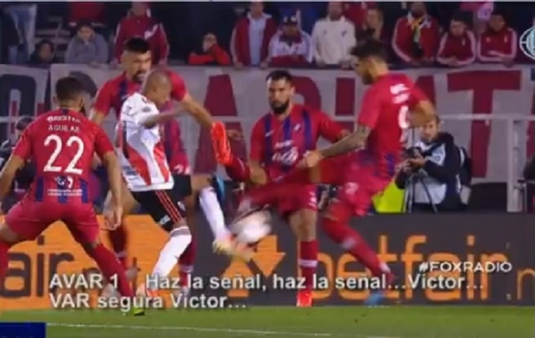 Revelan audios del VAR en el primer penal a favor de River