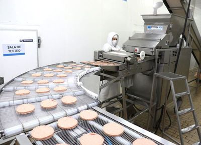 Habilitan a dos frigoríficos para exportar hamburguesas a Uruguay