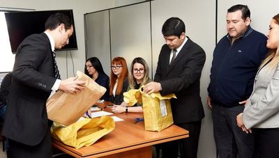 MEC comprará, finalmente, notebooks que no pasan de G. 15 millones cada una - Locales - ABC Color