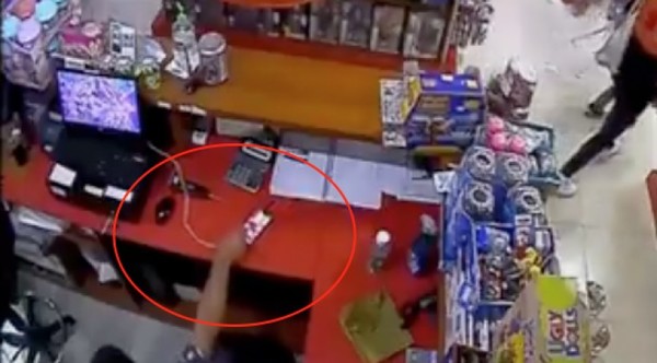 Descuidista en shopping: entró a una tienda y robó celular de la cajera