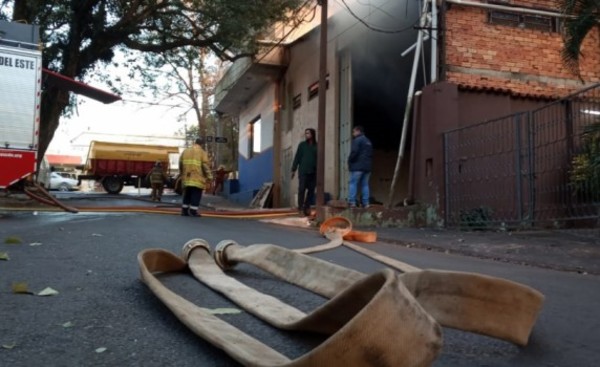 Principio de incendio en depósito de papelería