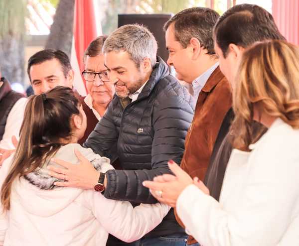 Gobierno entrega 1.000 becas y reafirma compromiso con la educación | .::Agencia IP::.