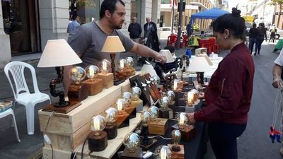 Feria de artesanía y gastronomía llena de vida la calle Palma - Nacionales - ABC Color