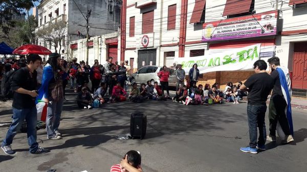 Con cierre de calle, sintechos piden regularización de ocupaciones en Luque - Nacionales - ABC Color