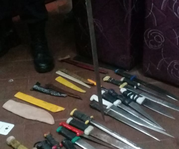 Incautan numerosas armas blancas en Tacumbú