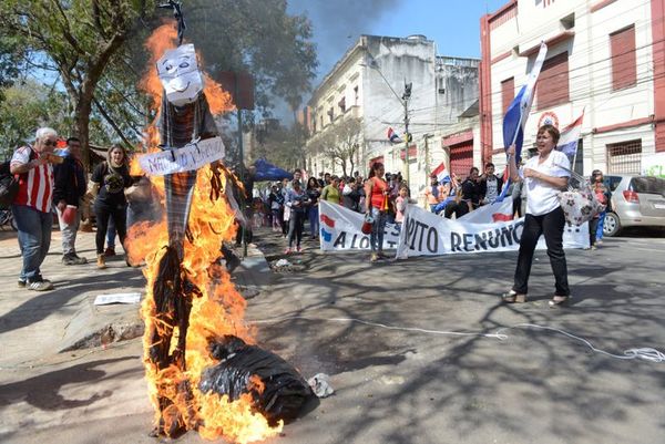 Manifestantes queman muñeco de Marito para exigir su renuncia - Nacionales - ABC Color