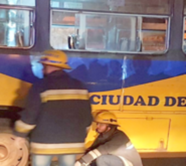 Choque frontal entre bus y camioneta deja un fallecido - Paraguay.com