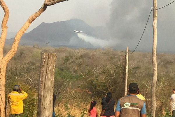 Bolivia combate con megaavión y Paraguay lucha con la buena voluntad de 16 bomberos