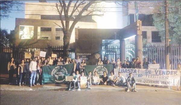 Frente a Embajada de Brasil protestaron contra incendios