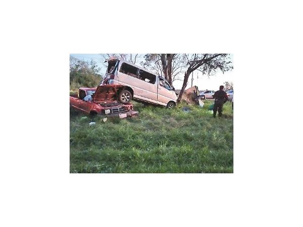Un muerto y cuatro heridos en accidente rutero, en Itapúa