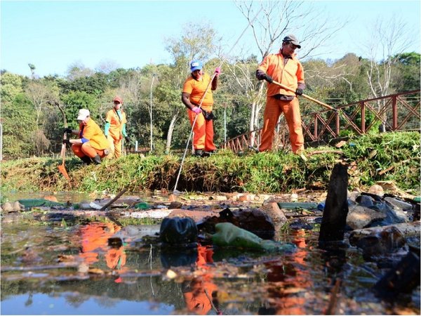 Retiran gran cantidad de basura del arroyo Amambay de Ciudad del Este