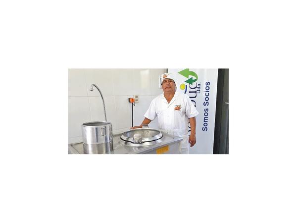 Con vaca mecánica buscan alimentar a familias humildes