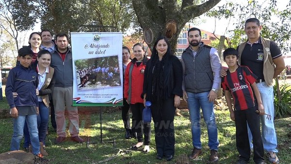 ABRAZANDO A UN ÁRBOL LLEGA AL DISTRITO DE LA PAZ