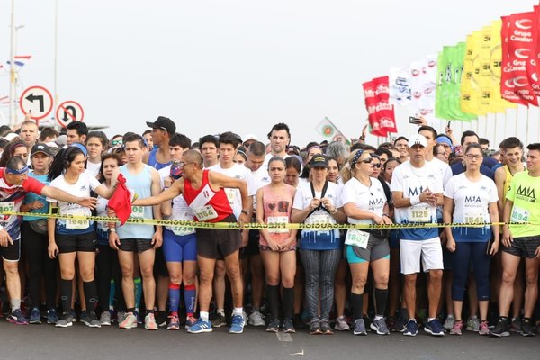 Corredores convierten Asunción en una marea blanca