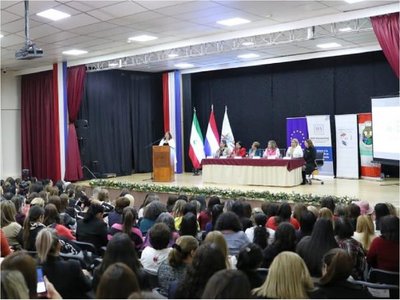 Multitudinario panel de mujeres políticas con miras al 2020