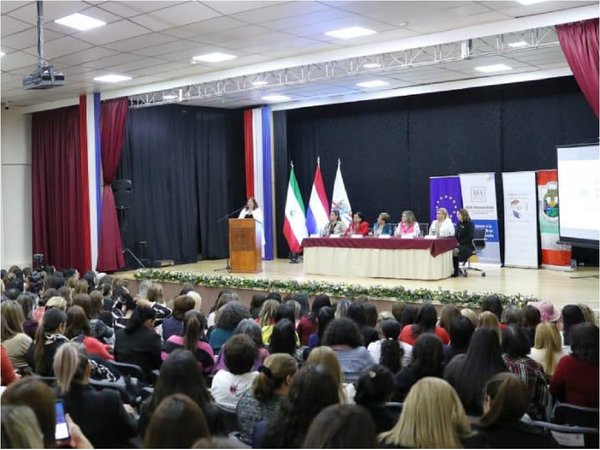 Multitudinario panel de mujeres políticas con miras al 2020