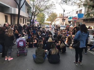 Sentata frente a Migone para exigir justicia en el caso del pequeño Renato - ADN Paraguayo