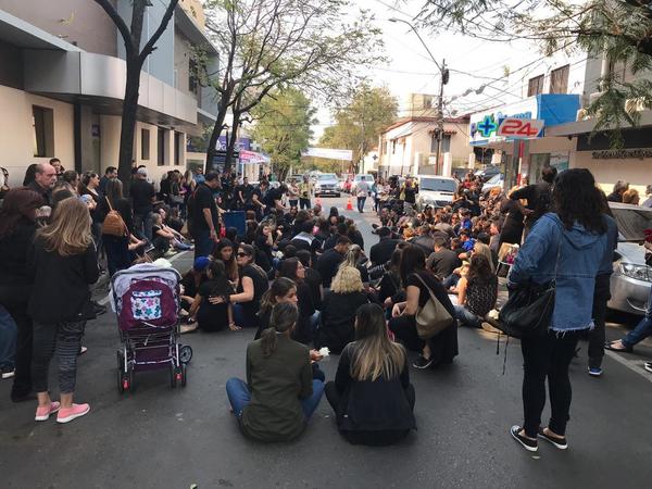 Sentata frente a Migone para exigir justicia en el caso del pequeño Renato - ADN Paraguayo