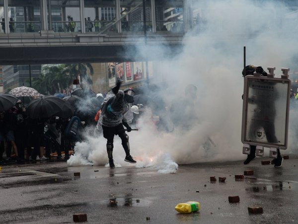 Hong Kong vive tensa jornada de cañones de agua y gas lacrimógeno