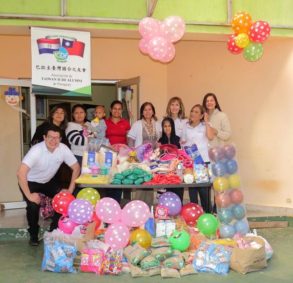 Exbecarios de Taiwán entregaron donaciones a Hospital Acosta Ñu